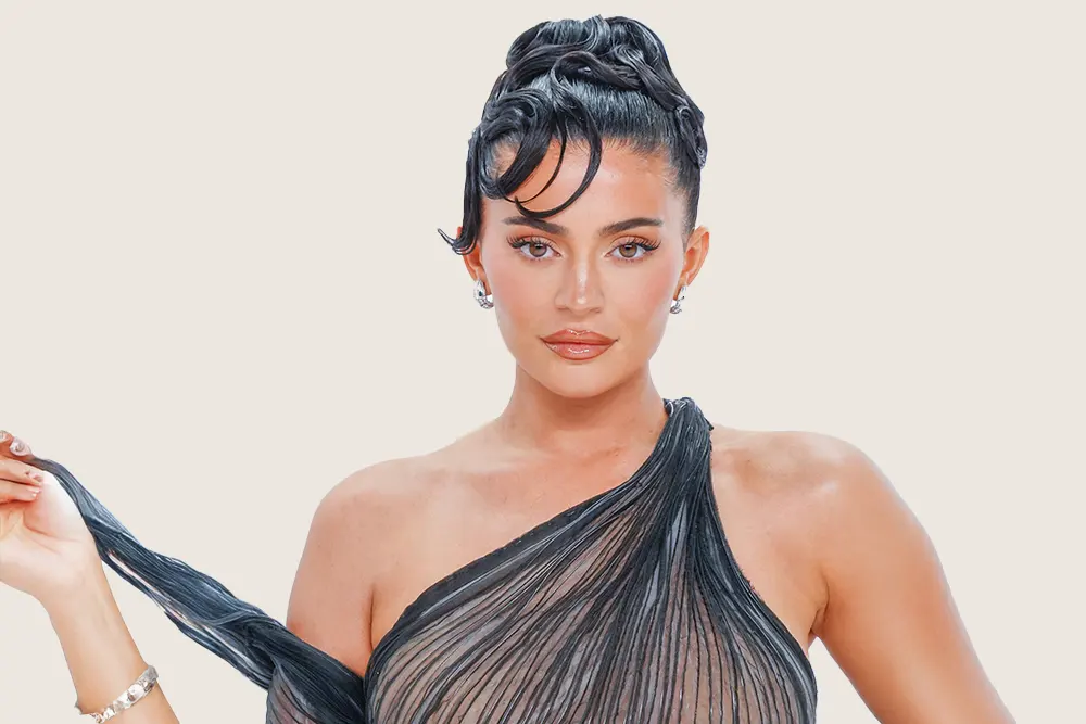 kylie jenner at red carpet displayling dual plane